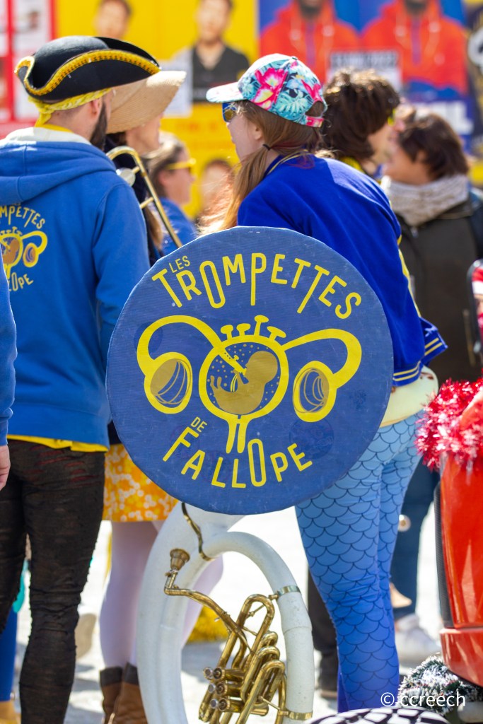 Photo d'un soubassophone avec le logo des Trompettes de Fallope